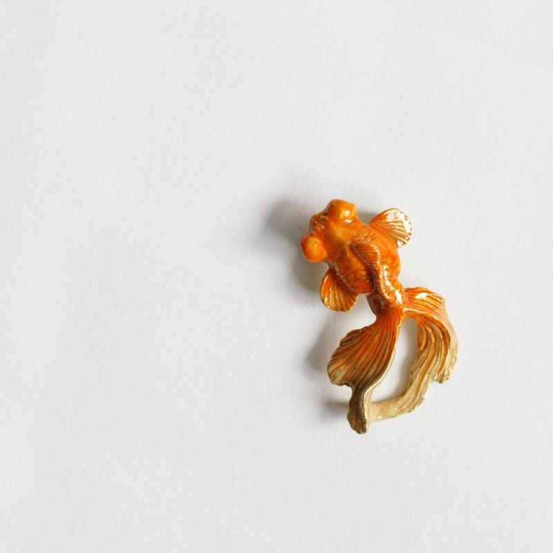 帯留　金魚 Amazon | パルナートポック 帯留 出目金 赤 金魚 帯留め 数 SUU